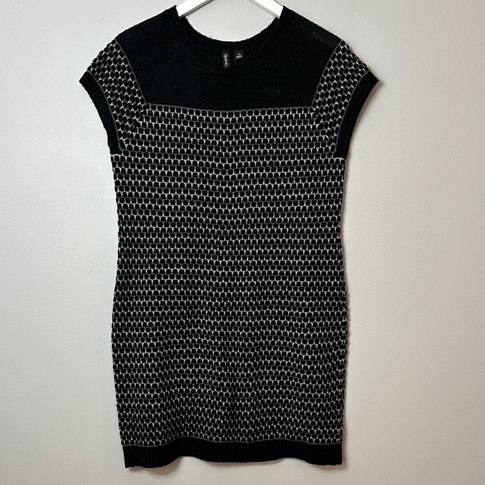 Black and White Patterned Short Sleeve Sweater Dress size PL